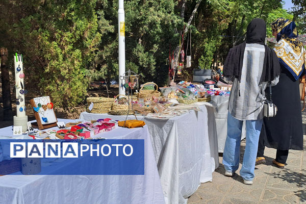 نمایشگاه محصولات دستی بانوان در بوستان نرگس قم