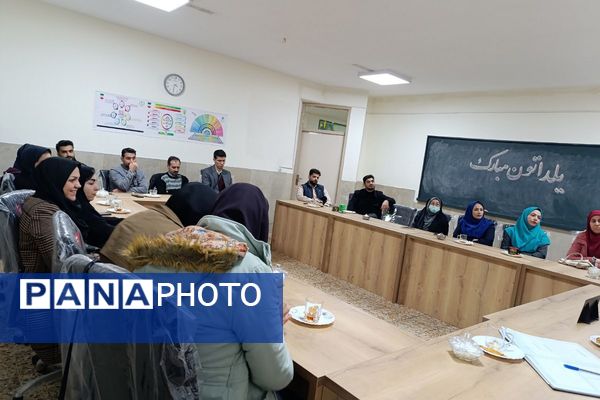  جلسه شورای معلمان دبستان شهید رجایی با محوریت طرح «رهیافت»