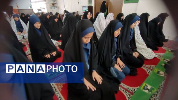 محفل نماز جماعت در دبیرستان شاهد تکتم