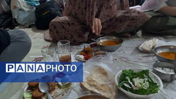 اعتکاف دانش آموزی در مسجد فاطمیه گنبد سبز نیشابور