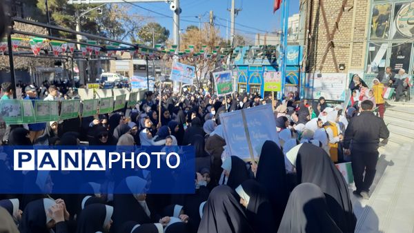 نخستین روز از دهه مبارک فجر با برگزاری برنامه‌های فرهنگی و مذهبی متنوع در شهرستان اسفراین