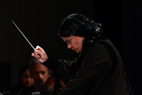 ارکستر سمفونیک تهران به رهبری «پانیذ فریوسفی»