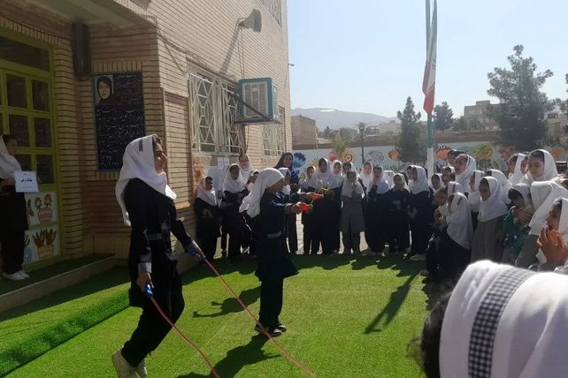 آغاز هفته تربیت‌بدنی نویدبخش روزی شاد برای دانش‌آموزان دبستان‌دخترانه‌ اشرف‌السادات‌حسینی شهر نیم‌ور