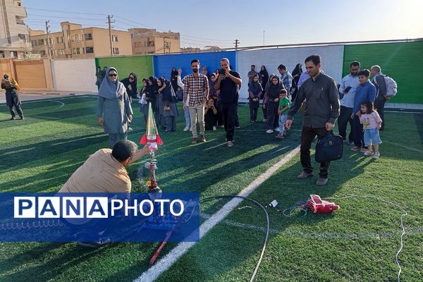 هیجان پرتاب موشک آبی در هفته هوافضا با حضور دانش‌آموزان در پژوهشسرای خواجه نصیرالدین طوسی