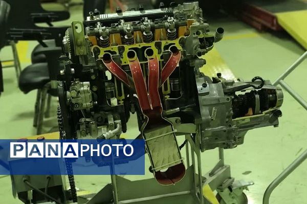 بازدید هنرجویان مکانیک از خط تولید پارس‌خودرو