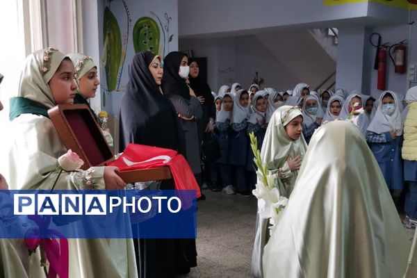 پرچم متبرک امام حسین(ع) میهمان دانش‌آموزان مدرسه زنده‌یاد قمصری
