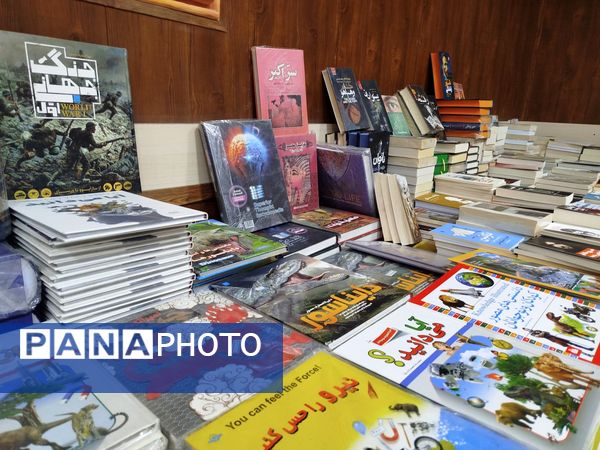گشایش نمایشگاه کتاب در فرهنگسرای فاروج 