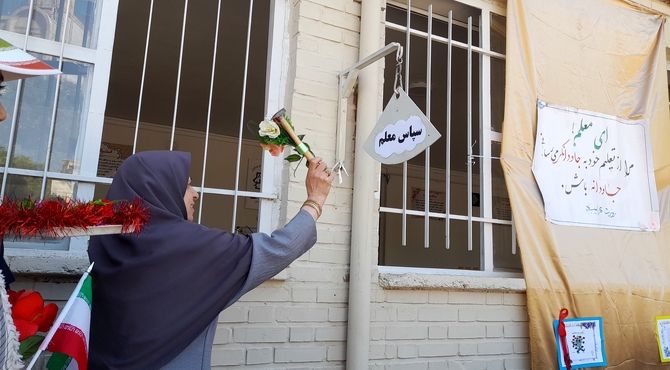 بزرگداشت مقام معلم در دبیرستان کوثر فرهنگیان 