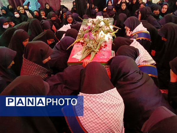 استقبال دانش‌آموزان‌ دبیرستان شاهد ریحانه‌النبی گناباد از پیکر مطهر شهید گمنام