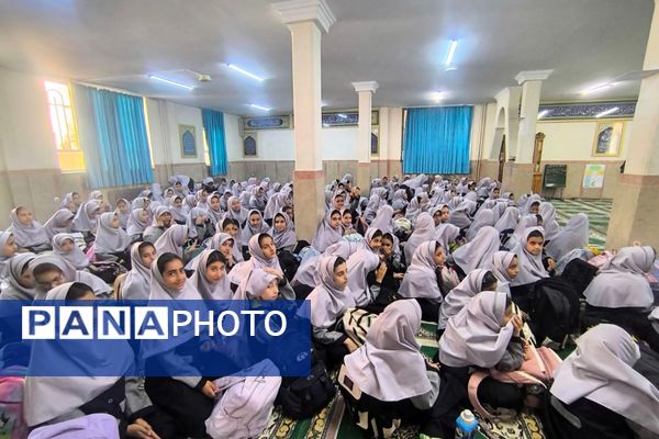برگزاری مراسم افتتاحیه طرح مصباح الهدی در دبستان شهید حبیب پور ناحیه یک شهرری