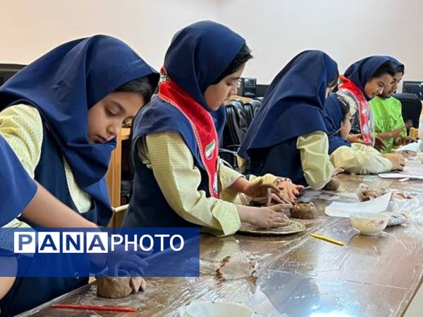 شکوفایی استعدادهای هنری دانش آموزان پایه چهارم دبستان آرمینه مصلی نژاد