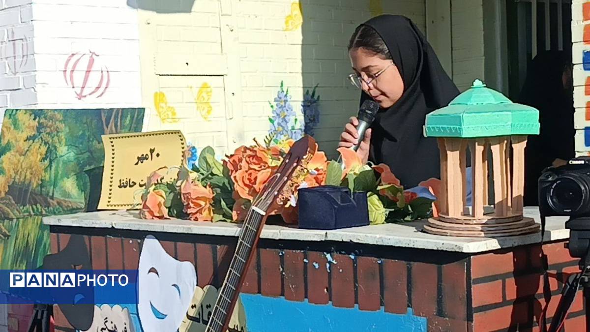 رونمایی از استعدادهای هنری دانشآموزان در نمایشگاه فرهنگ و هنر دبیرستان هاجر بیرجند