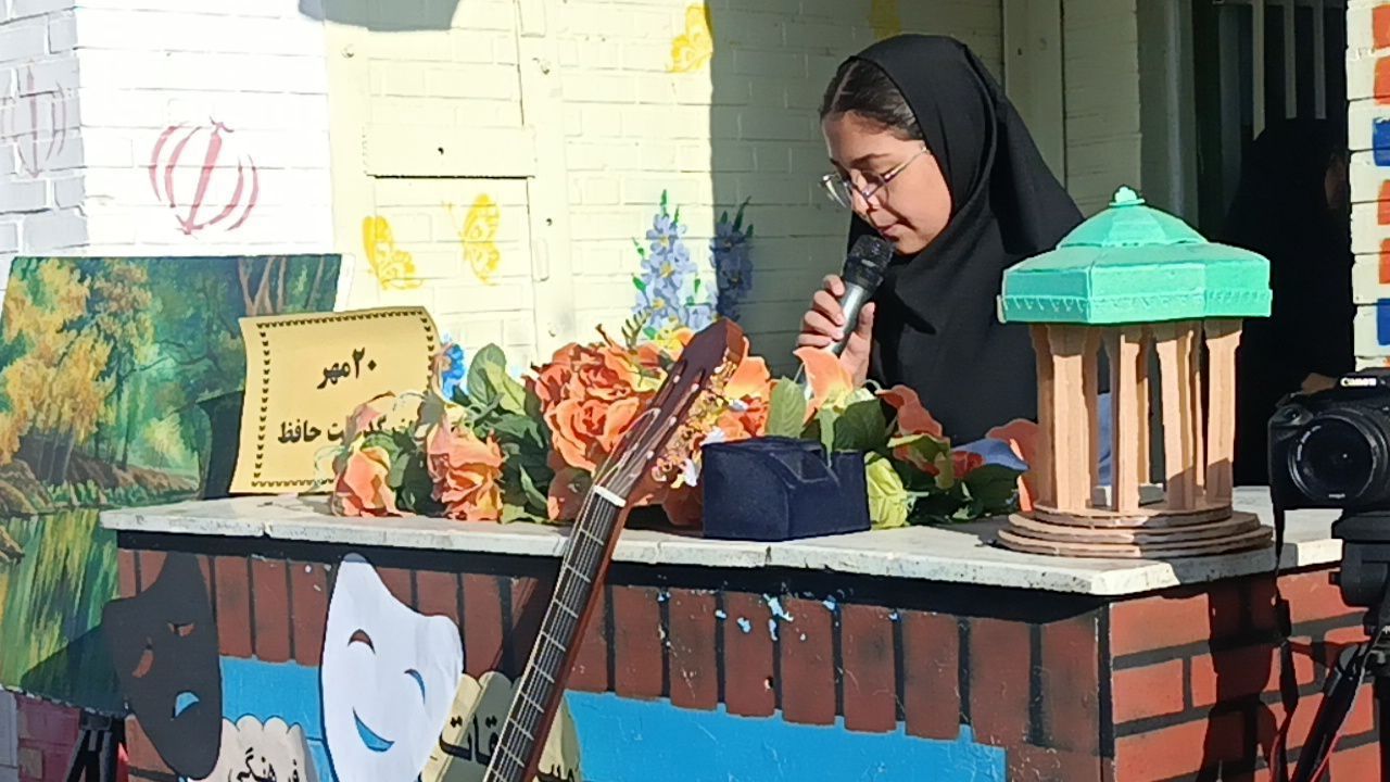 رونمایی از استعدادهای هنری دانش‌آموزان در نمایشگاه فرهنگ و هنر دبیرستان هاجر بیرجند