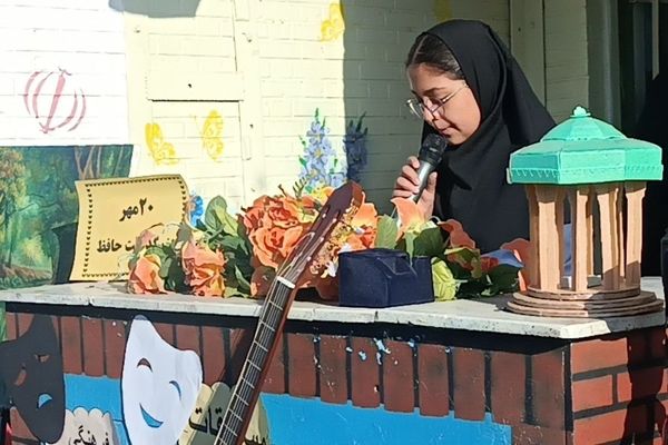 رونمایی از استعدادهای هنری دانش‌آموزان در نمایشگاه فرهنگ و هنر دبیرستان هاجر بیرجند