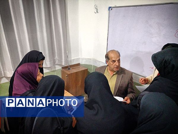 تحویل کارنامه هشدار دانش آموزان به اولیا دبیرستان میثاق