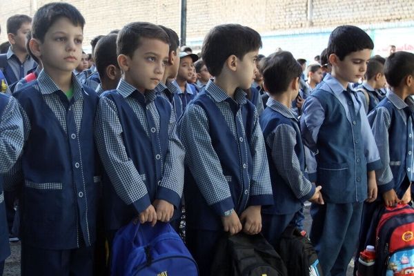 ۶۵ تولیدی مسئول دوخت لباس فرم دانش‌آموزان قم هستند