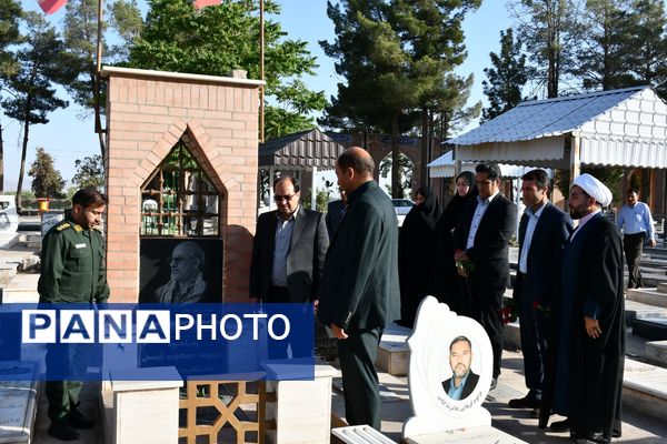 گلزارهای شهدا در هفته معلم عطرافشان شد