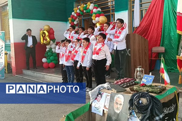 دانش‌آموزان دبستان معمارزاده در سیزده آبان