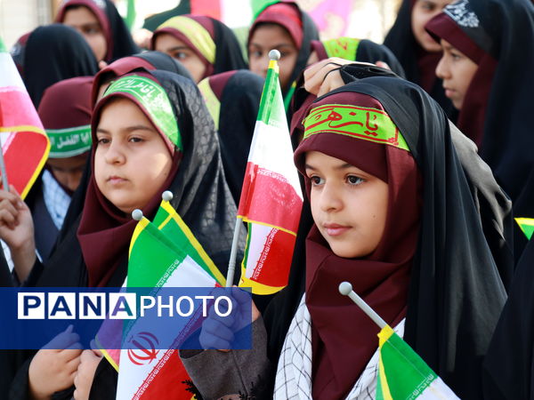 حضور افتخارآفرین دانش آموزان میبدی در تجمع یوم الله سیزده آبان 