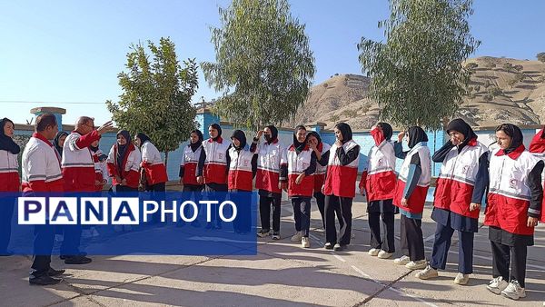 برگزاری مانور پدافند غیر عامل در دبیرستان الزهرا دیشموک 