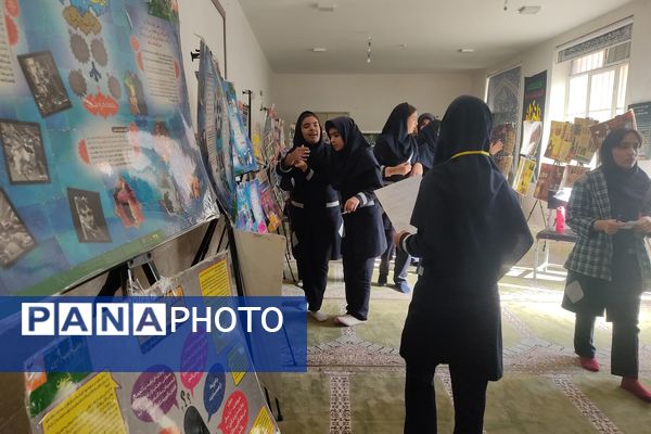 برپایی نمایشگاه «دختران نجابت» در دبیرستان شهیدان مشتاقیان ناحیه ۳ شیراز