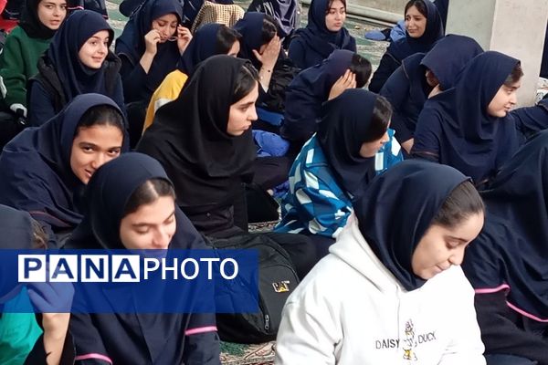 نشست کتابخوان مدرسه‌ای در دبیرستان دخترانه جوادالائمه بهارستان‌دو