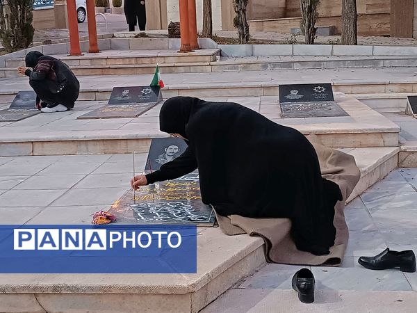 دختران شاهد فاطمه‌زهرا(س) در گلزار شهدا، قبور مطهر را به رنگ عشق آراستند