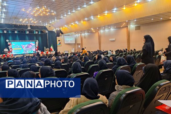 تقدیر از برگزیدگان کشوری و استانی مسابقات فرهنگی و قرآنی ناحیه 3 شیراز