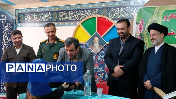 رزمایش اهدا لوازم التحریر به دانش‌آموزان نیازمند در محمودآباد