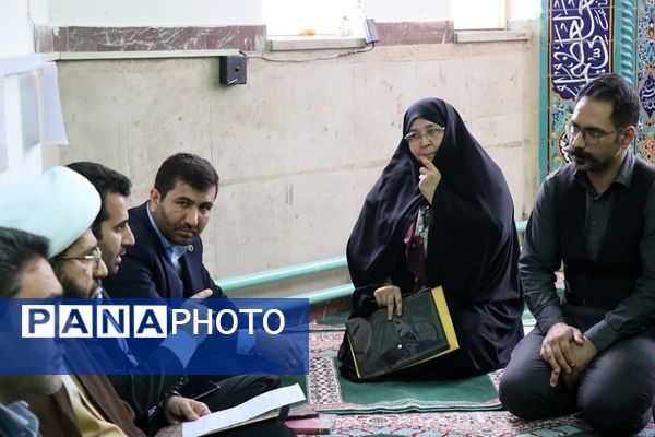 میز خدمت ویژه فرهنگیان در شهرستان پاکدشت به‌مناسبت گرامیداشت هفته معلم 