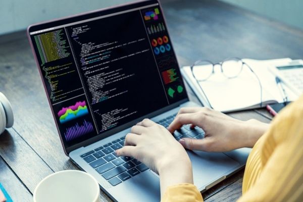 برنامه‌نویسی یک نوع تفکر منطقی و خلاقانه است