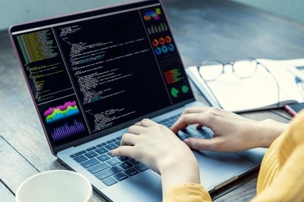 برنامه‌نویسی یک نوع تفکر منطقی و خلاقانه است
