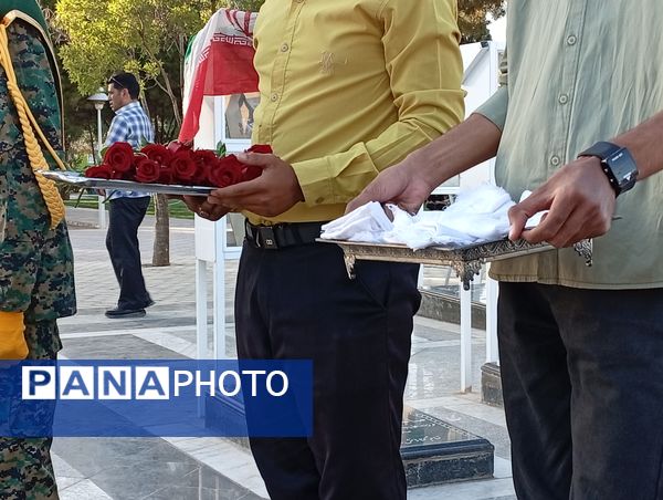 عطر افشانی و گلباران مزار شهدا توسط مسئولین کاشمر به مناسبت هفته دولت