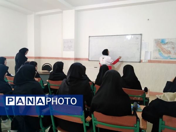 گرامیداشت هفته پدافند غیر عامل در دبیرستان نمونه دولتی برکت خاتم