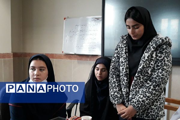 رقابت دانش‌آموزان منتخب در انتخابات منطقه‌ای شورای دانش‌آموزی بهارستان دو