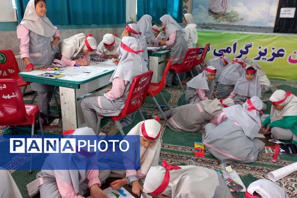 نمایش جلوه‌های ارادت فاطمی در روزنامه‌دیواری‌های مدرسه شهیدسرافراز اسلامشهر