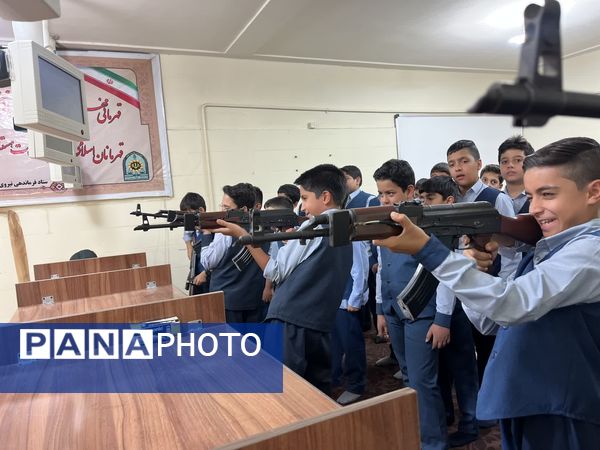 دانش آموزان میبدی قدردان سبزپوشان امنیت و اقتدار 