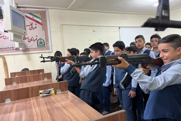 دانش آموزان میبدی قدردان سبزپوشان امنیت و اقتدار 