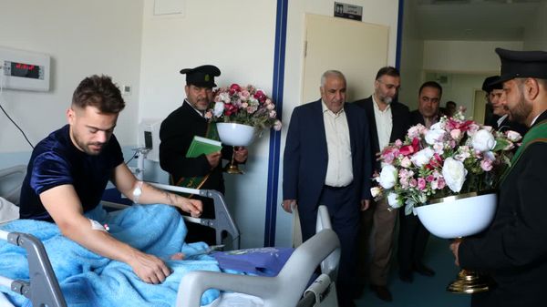 اهدای شاخه‌های گل به بیماران همزمان با ایام نوروز در قم
