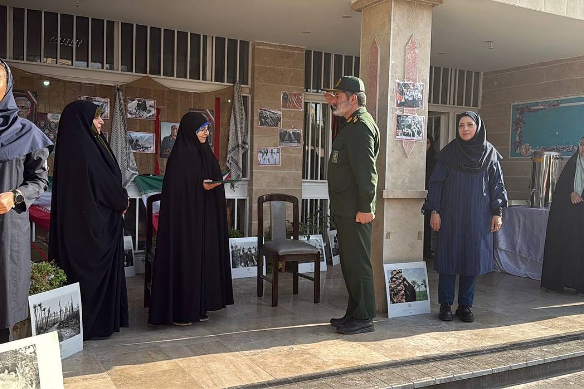 تقدیر از خانواده شهید خلبان علی بلورخانی در دبیرستان استعدادهای درخشان فرزانگان شهریار