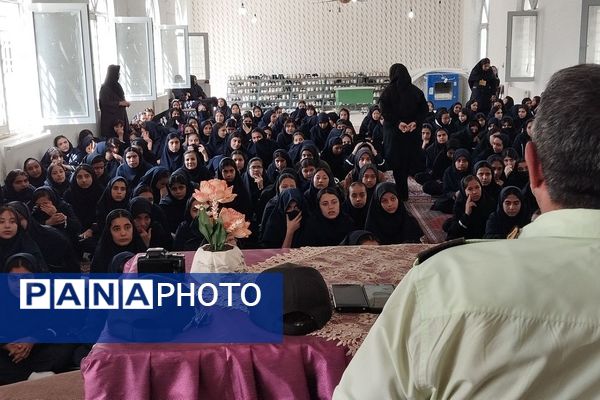آشنایی با نیروی انتظامی گامی به سوی ارتقاء امنیت در مدرسه زکیه صباشهر