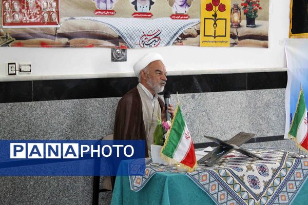 تقدیر از دانش‌آموزان فعال فرهنگی و قرآنی در شهر درق 