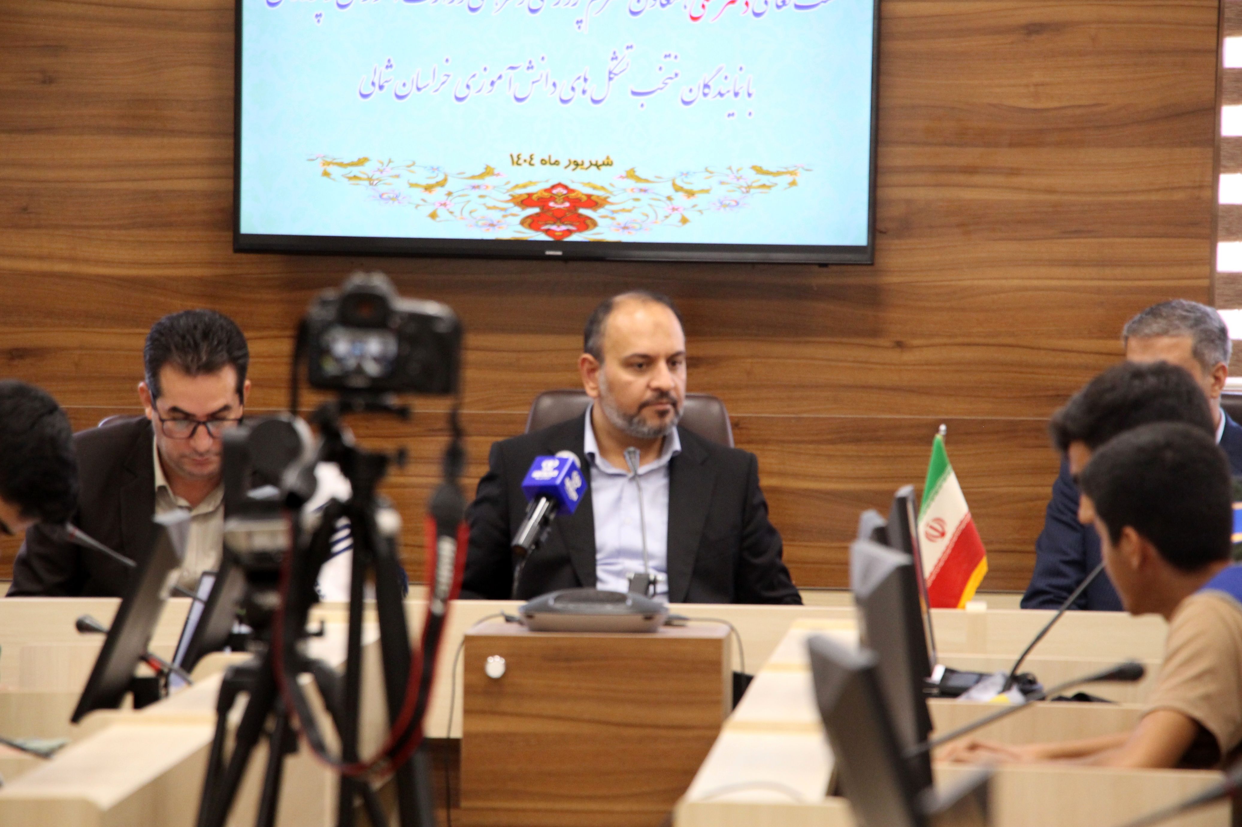 نشست معاون پرورشی و فرهنگی وزیر آموزش و پرورش با دانش آموزان پسر عضو تشکل‌های دانش‌آموزی 