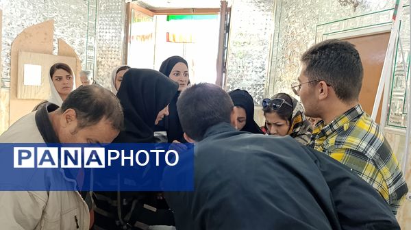 فعالیت دانش آموزان در جلسه انجمن اولیا و مربیان دبیرستان پسرانه متوسطه اول عبدالحسین قفلی