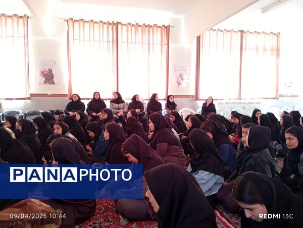 برگزاری دوره آموزشی آسیب های اجتماعی با محوریت آسیب های فضای مجازی در هنرستان هیات امنایی حضرت فاطمه (س) اردبیل

