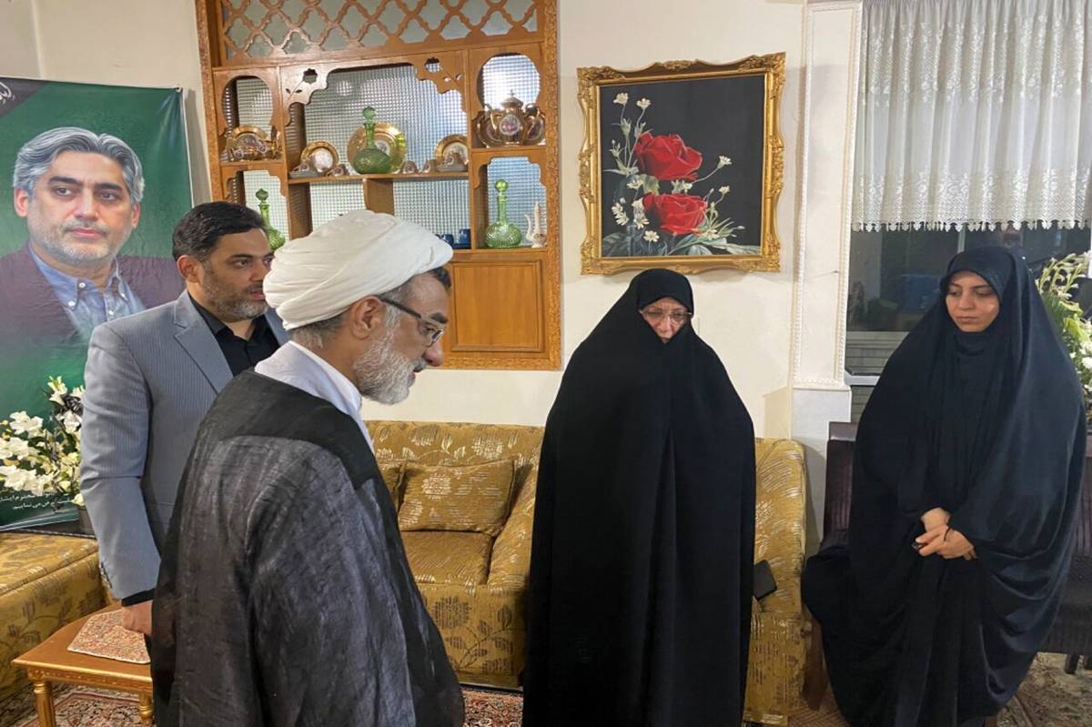 حضور دبیر شورای عالی انقلاب فرهنگی در منزل شهید امیرحسین فقهی