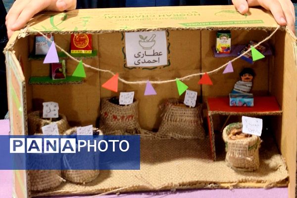 نمایشگاه پژوهش به مناسبت هفته پژوهش در دبستان حکمت نبوی ناحیه دو شهرری 