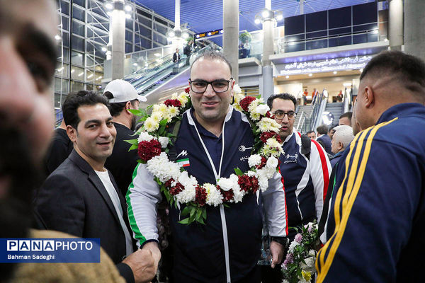 بازگشت تیم ملی وزنه‌برداری با جام قهرمانی‌