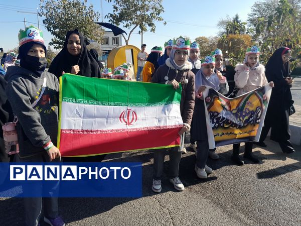 حضور دانش آموزان و آحاد مردم شریف منطقه رضویه در راهپیمایی 13آبان