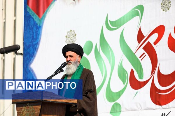 دانش آموزان و مسئولین در کنار یکدیگر، روز دانش‌آموز را رقم زدند